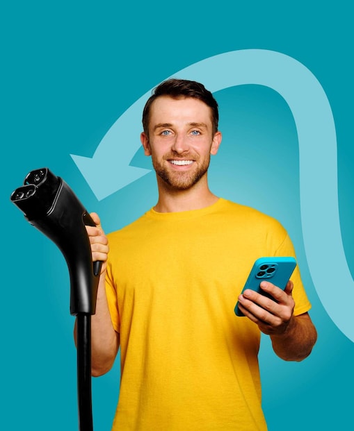 Person in gelbem T-Shirt hält einen Stecker für Elektrofahrzeuge in einer Hand und ein Smartphone in der anderen. Im Hintergrund befindet sich ein großer hellblauer Pfeil auf türkisfarbenem Hintergrund.
