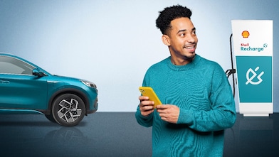 Recharge Stecker-Icon mit Shell ClubSmart Karte und Kaffeebecher auf türkisem Hintergrund.