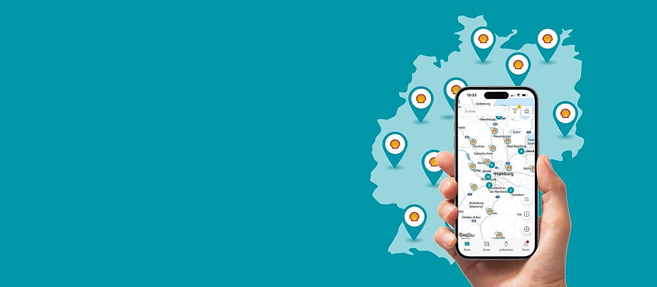 Eine Hand hält ein Smartphone mit einer Kartenansicht von Ladestationen; im Hintergrund ist eine Deutschlandkarte mit mehreren Shell-Standortmarkierungen zu sehen.