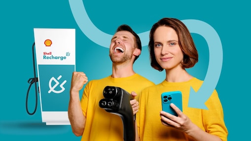 Junge Frau hält lächelnd den Ladestecker einer Shell Recharge Ultraschnellladesäule in der Hand.