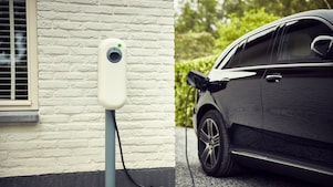 Frau hält Smartphone mit geöffneter Shell App für SmartPay in der Hand