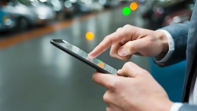 Ein Mann mit einem Smartphone in der Hand