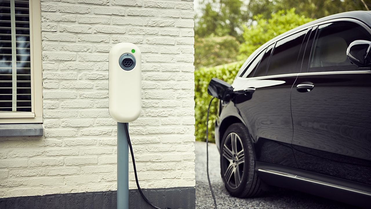 Ein Elektroauto an der Ladestation zuhause