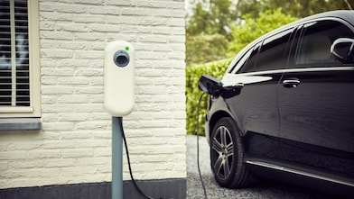 Ein Elektroauto an der Ladestation zuhause