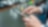 Ein Mann mit einem Smartphone in der Hand