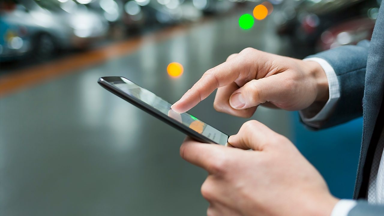 Ein Mann mit einem Smartphone in der Hand