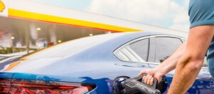 Ein weißes Elektroauto unterwegs auf einer Landstraße