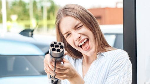 E-Auto auf einer Straße im Wald