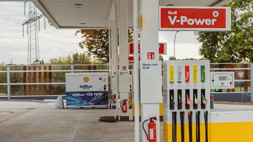 Shell Station mit&nbsp;Zapfsäulen für&nbsp;Kraftstoffe und&nbsp;AdBlue