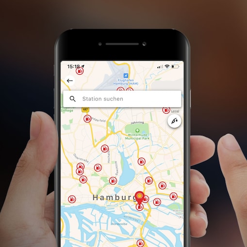 Handydisplay zeigt Tankstellensuche in der Shell App