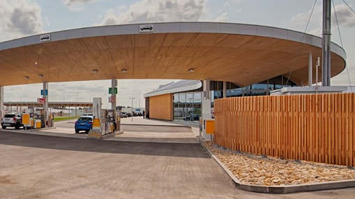 Moderne Shell Station&nbsp;mit Angebot von&nbsp;Erdgaskraftstoffen