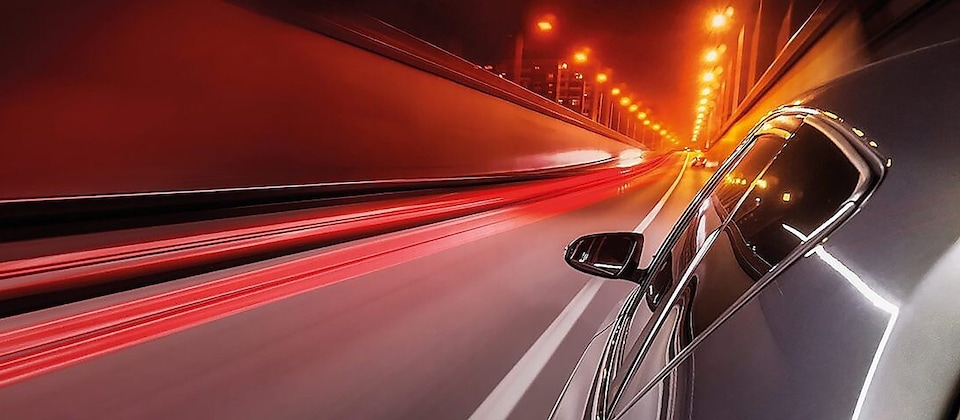 Auto fährt durch einen Tunnel