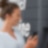 Frau vor Amazon Locker an Shell Station
