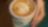 Barista schenkt Milchkaffee in einen Shell Café Becher ein