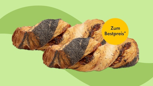 Ein goldbraun gebackener Mohnzopf aus Blätterteig mit reichlich Mohn bestreut, auf hellgrünem Hintergrund mit geschwungenen Formenelementen. Ein Störer in Form eines gelben Kreises im Vordergrund trägt die Aufschrift „Zum Bestpreis*"