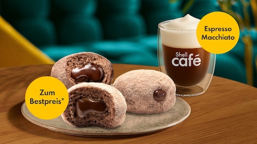 Drei mit Kakaopulver bestäubte Choco Bites, zwei davon mit flüssigem Schokoladenkern, auf einem Teller. Im Hintergrund steht ein doppelwandiges Shell Café Glas mit Espresso Macchiato auf einem Holztisch. Gelbe Störer tragen die Aufschriften „Zum Bestpreis*“ und „Espresso Macchiato“