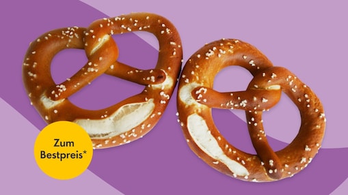 Zwei Laugenbrezeln mit grobem Salz auf stilisiertem violettem Hintergrund. Gelber runder Störer mit dem Text „Zum Bestpreis*“.
