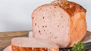 Leberkäse auf Holztisch