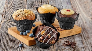 Verschiedene Muffins auf Holztisch