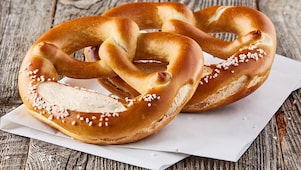 Laugenbrezen auf Holztisch