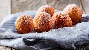 Runde Quarkbällchen auf Holztisch