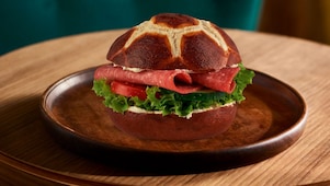 Geschmacksstark mit Geflügelwurst: Laugenbrötchen mit Truthahnsalami