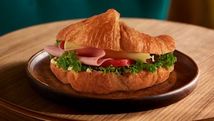 Für Genießer: Croissant mit Schinken-Käse