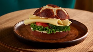 Vegetarischer Allrounder: Laugenbrötchen mit Gouda