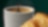 Eine Tasse Kaffee mit einem Croissant